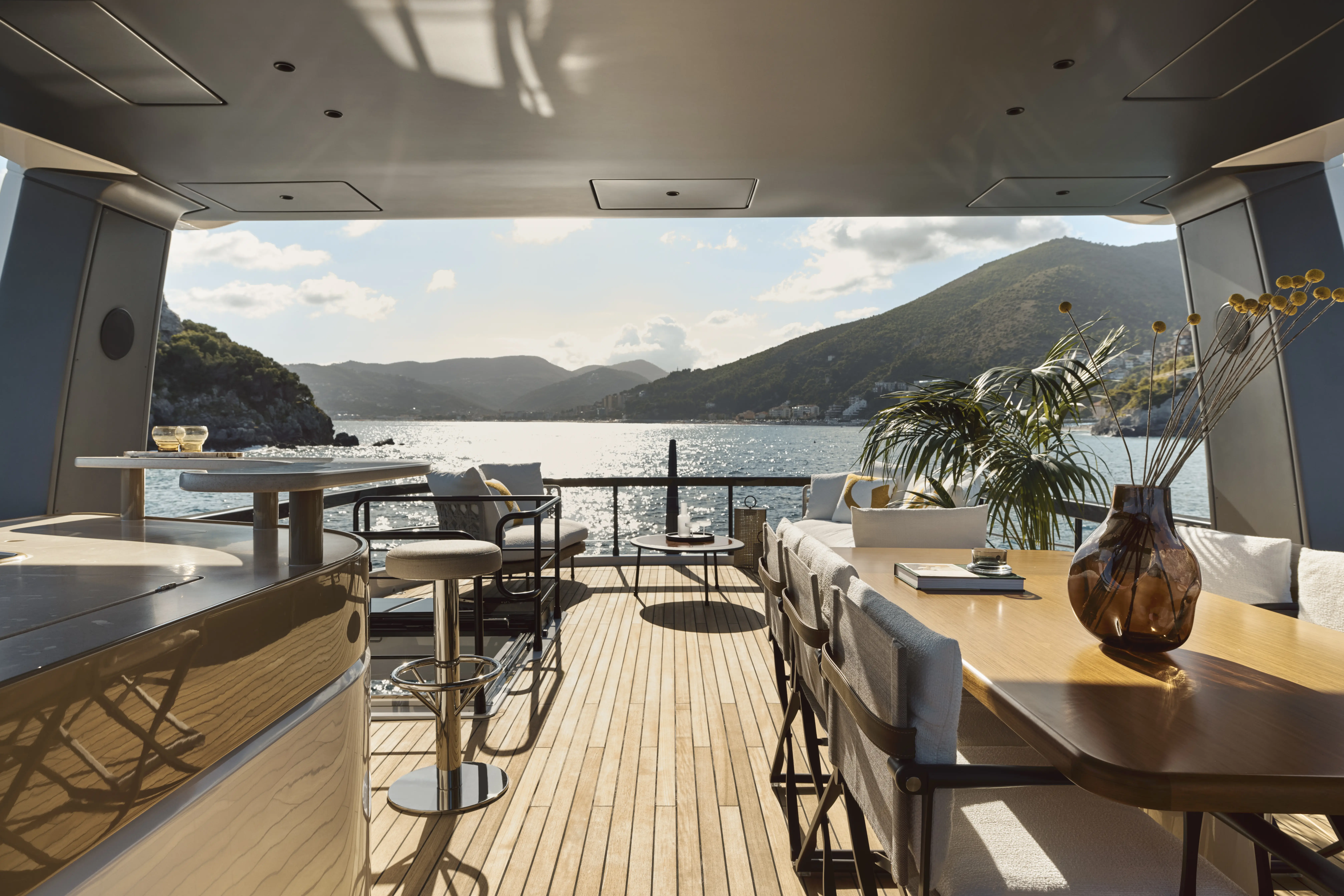 Flybridge Azimuta przygotowany na wieczorny rejs